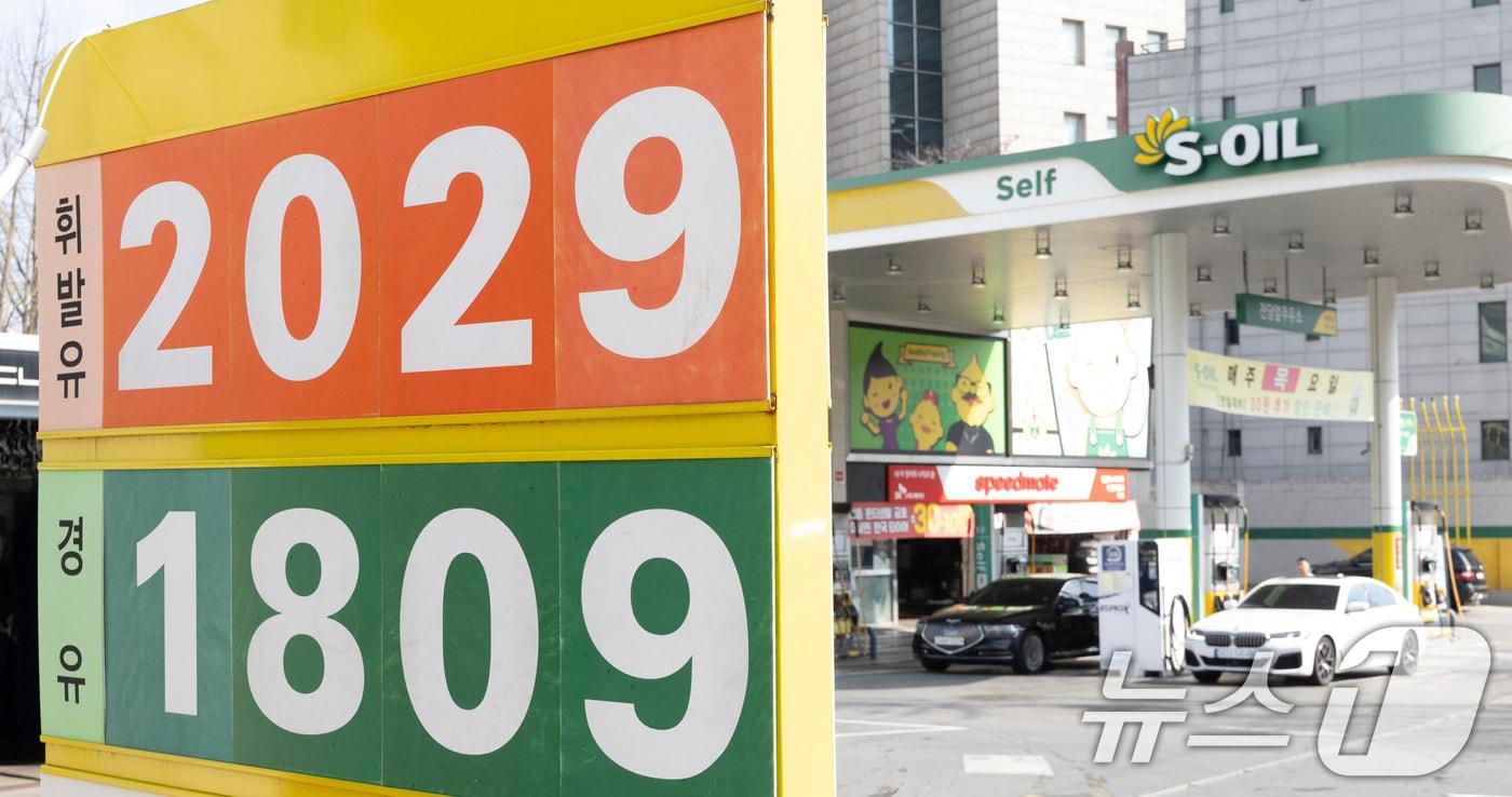 본문 이미지 - 이재명 대통령은 31일 청와대에서 국무회의를 열고 '2026년 추경 예산안'을 의결했다. 추경안은 최고가격제와 나프타 수급 위기 대응을 위해 5조원의 예비비를 편성해 정유사 손실분을 보전하며 나프타 위기 대응에 5000억원, 유류비 예산 부족분 대응 명목의 3000억원 등 중동 상황 장기화에 대응하는 예산을 편성했다. 사진은 이날 오후 서울의 한 주유소의 모습. 2026.3.31 ⓒ 뉴스1 최지환 기자