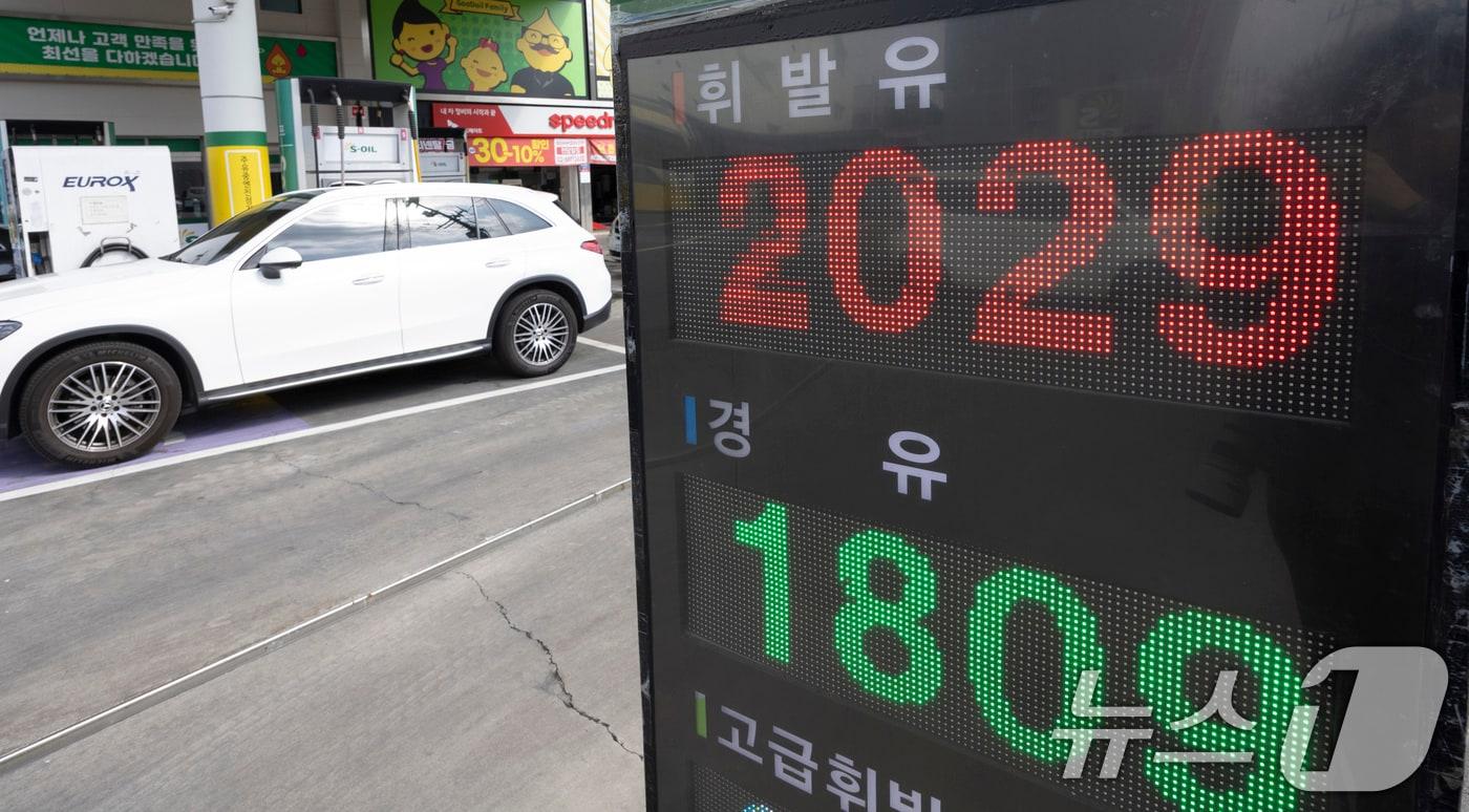 본문 이미지 - 이재명 대통령은 31일 청와대에서 국무회의를 열고 '2026년 추경 예산안'을 의결했다. 추경안은 최고가격제와 나프타 수급 위기 대응을 위해 5조원의 예비비를 편성해 정유사 손실분을 보전하며 나프타 위기 대응에 5000억원, 유류비 예산 부족분 대응 명목의 3000억원 등 중동 상황 장기화에 대응하는 예산을 편성했다. 사진은 이날 오후 서울의 한 주유소의 모습. 2026.3.31 ⓒ 뉴스1 최지환 기자