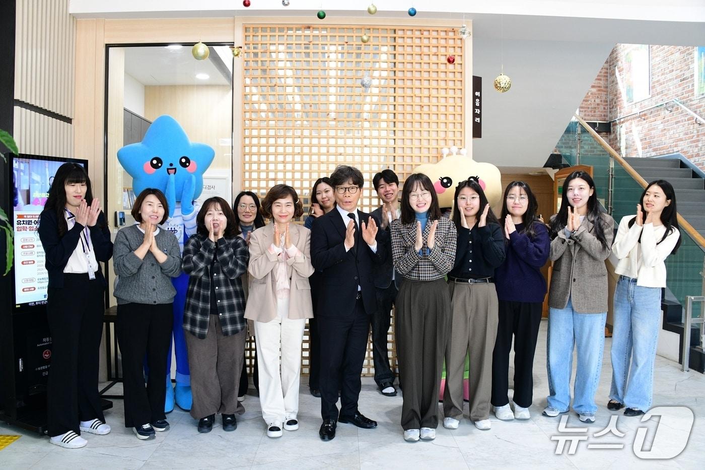 본문 이미지 - 충북 진천교육지원청 민원인 대기실에 개소한 소통공간 '이음자리'에서 김사명 진천교육장 등이 기념촬영을 하고 있다.(진천교육지원청 제공. 재판매 및 DB금지)