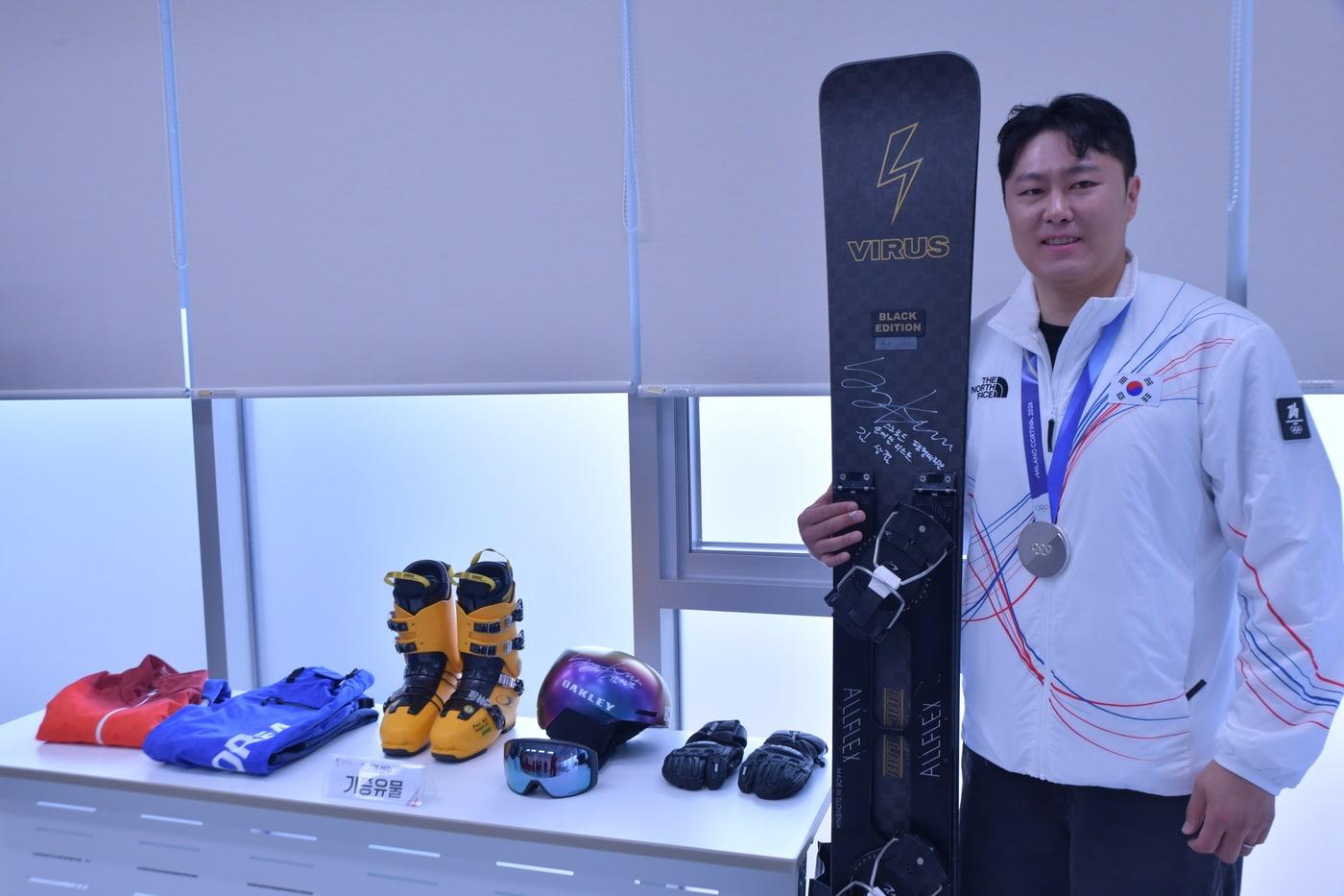 본문 이미지 - 김상겸이 31일 2018평창기념재단 기념관에 자신의 유물을 기증한 뒤 기념 촬영을 하고 있다. (2018평창기념재단 제공)