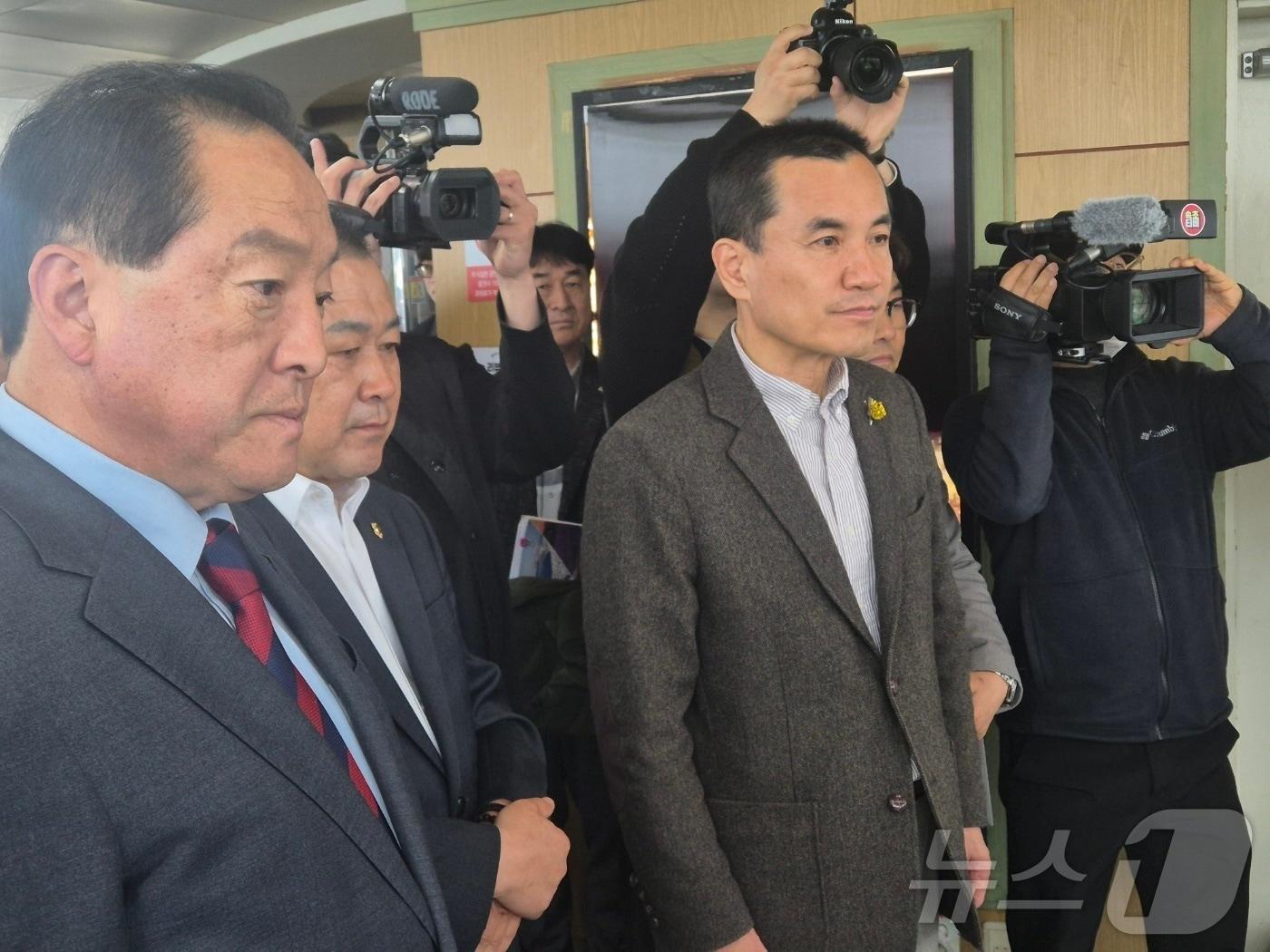 본문 이미지 - 김진태 강원도지사(사진 오른쪽)와 이병선 속초시장(사진 왼쪽), 김시성 강원도의회 의장이 31일 오후 속초 엑스포 타워를 찾아 속초~고성 고속도로 예타 통과를 위한 대응전략과 동해안 7번 국도 현안과 건설계획에 대해 설명을 듣고 있다. 2026.3.31 ⓒ 뉴스1 윤왕근 기자