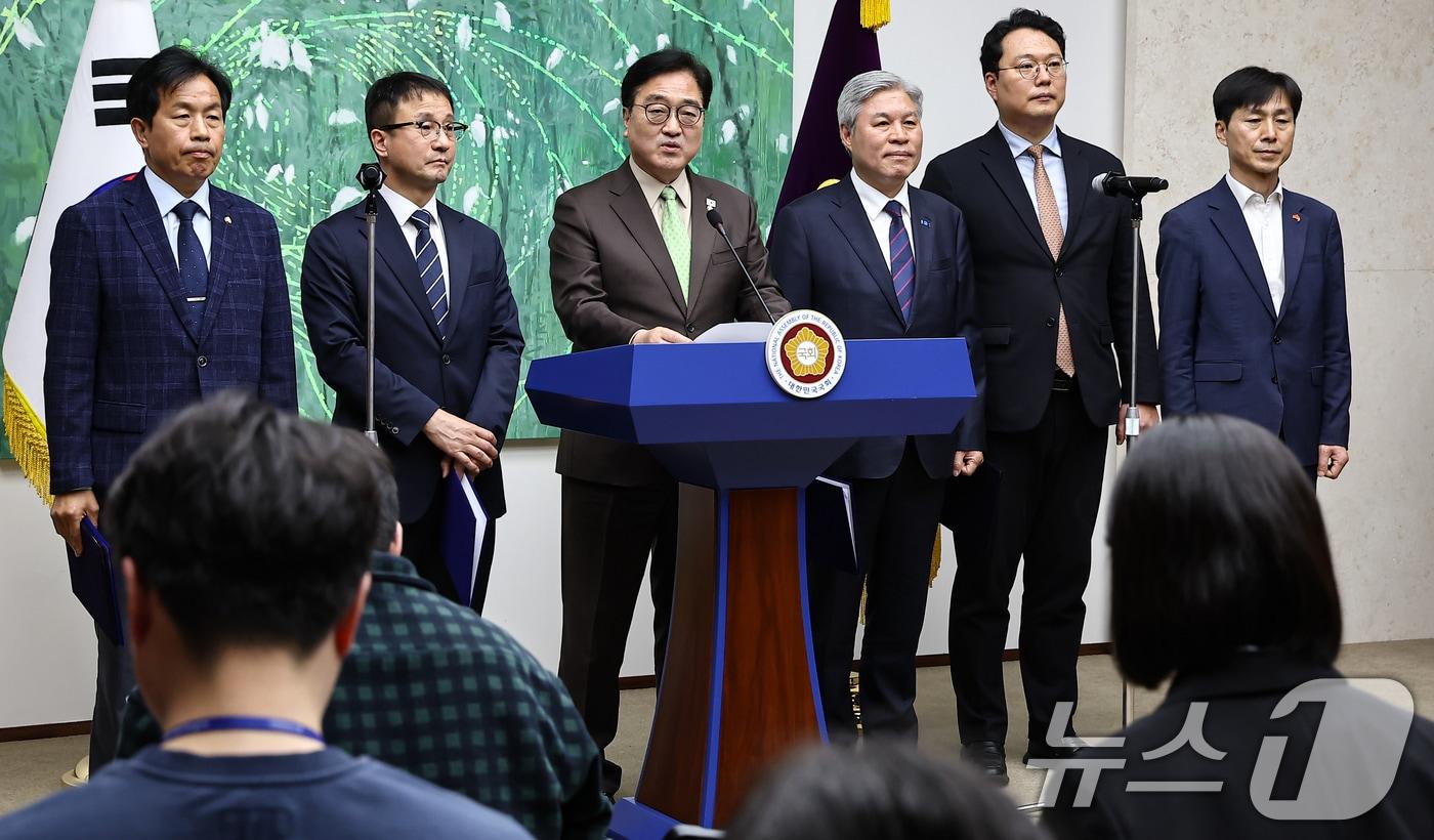 본문 이미지 - 우원식 국회의장이 31일 서울 여의도 국회의장 집무실에서 열린 초당적 개헌추진을 위한 제정당 원내대표 기자회견에서 인사말을 하고있다. 왼쪽부터 윤종오 진보당 원내대표, 한병도 더불어민주당 원내대표, 우원식 국회의장, 서왕진 조국혁신당 원내대표, 천하람 개혁신당 원내대표, 한창민 사회민주당 당대표. 2026.3.31 ⓒ 뉴스1 김도우 기자