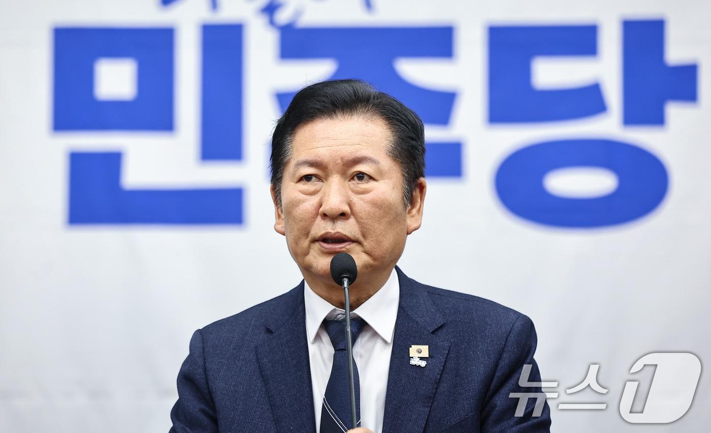 본문 이미지 - 정청래 더불어민주당 대표가 31일 서울 여의도 국회에서 열린 민주당 의원총회에 참석해 모두 발언을 하고 있다. 2026.3.31 ⓒ 뉴스1 김도우 기자