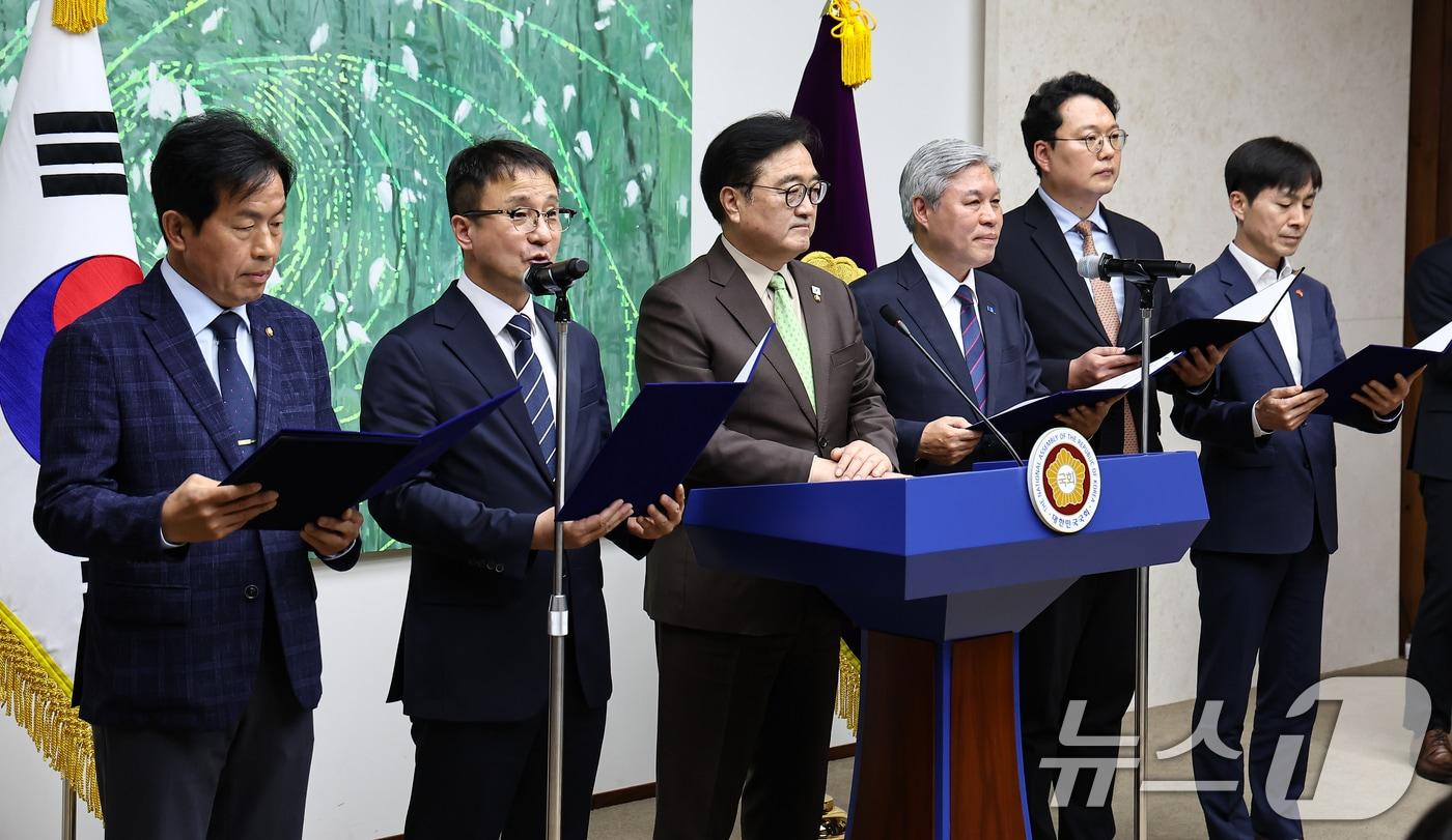 본문 이미지 - 31일 서울 여의도 국회의장 집무실에서 열린 초당적 개헌추진을 위한 제정당 원내대표 기자회견에서 각당 원내대표들이 공동선언문을 낭독하고 있다. 왼쪽부터 윤종오 진보당 원내대표, 한병도 더불어민주당 원내대표, 우원식 국회의장, 서왕진 조국혁신당 원내대표, 천하람 개혁신당 원내대표, 한창민 사회민주당 당대표. 2026.3.31 ⓒ 뉴스1 김도우 기자