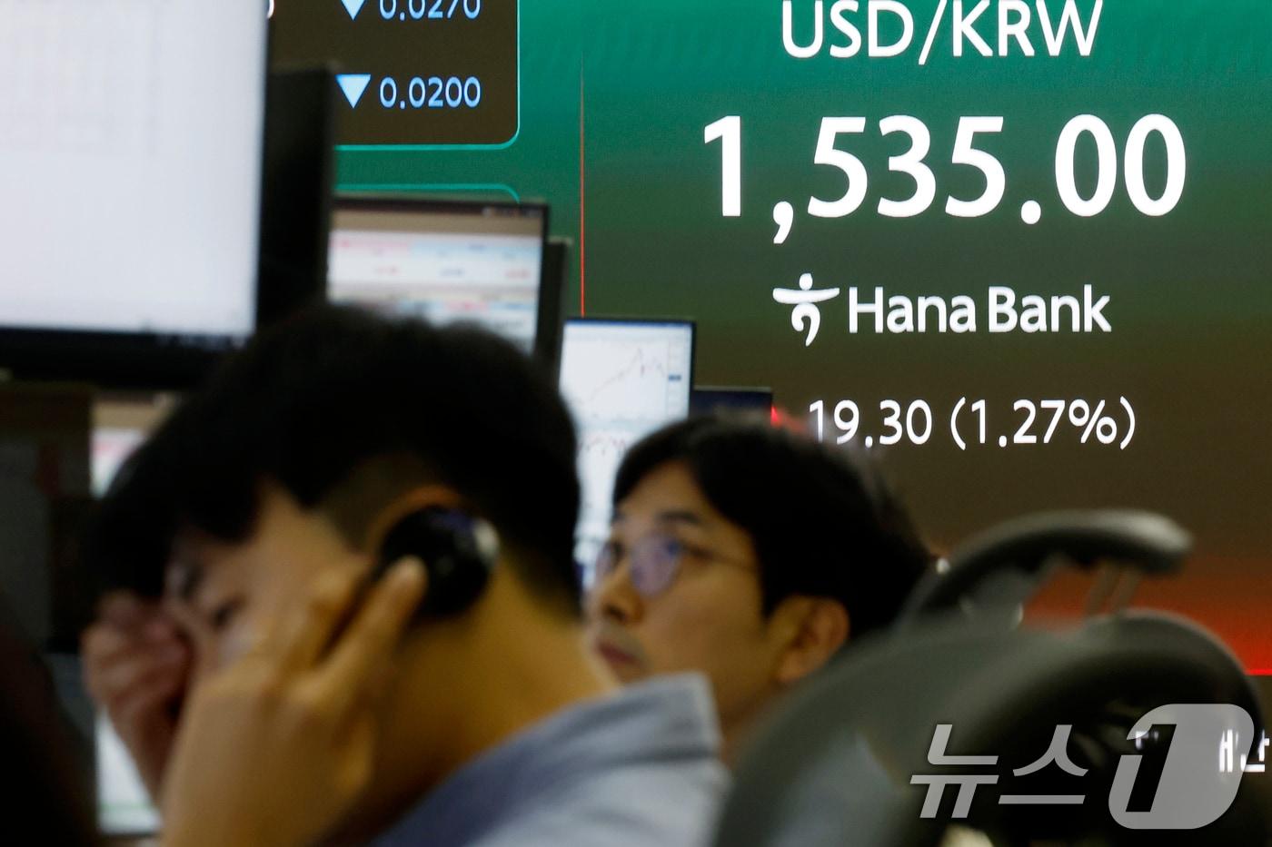 본문 이미지 - 달러·원 환율이 2009년 금융위기 이후 처음으로 1530원을 돌파한 31일 오후 서울시 중구 하나은행 딜링룸 전광판에 장중 달러·원 환율이 표시되고 있다. 2026.3.31 ⓒ 뉴스1 박정호 기자