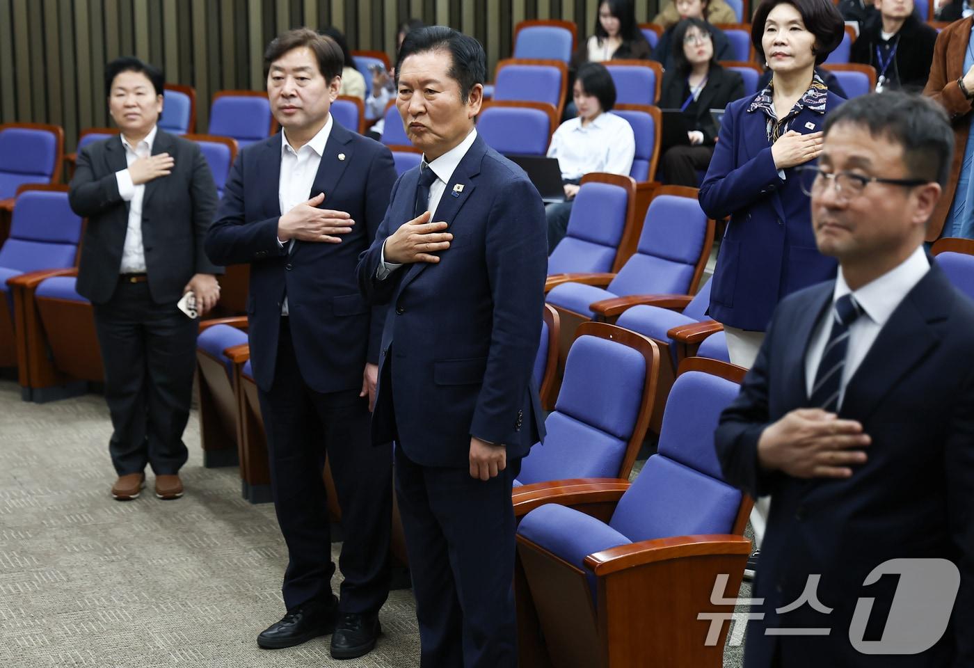 본문 이미지 - 정청래 더불어민주당 대표가 31일 서울 여의도 국회에서 열린 민주당 의원총회에서 국민의례를 하고 있다. 2026.3.31 ⓒ 뉴스1 김도우 기자