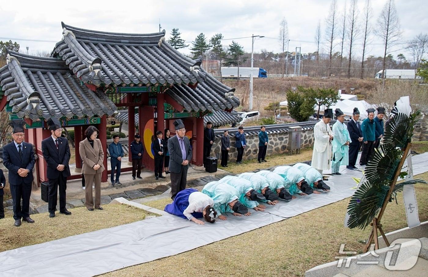 본문 이미지 - 충북 진천 보재 이상설 선생 109주기 추모행사 모습.(진천군 제공. 재판매 및 DB금지)