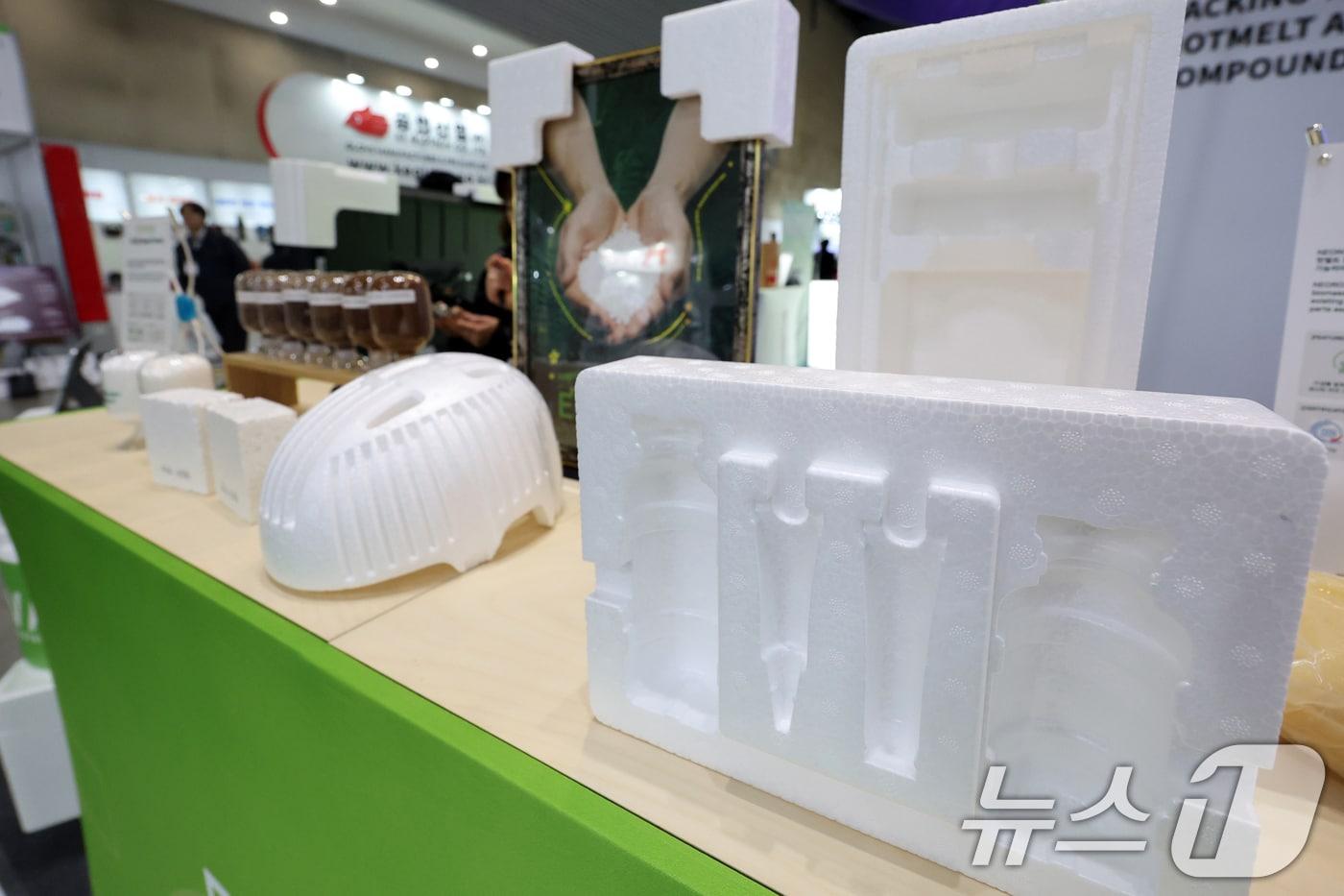 본문 이미지 - 31일 경기 고양시 일산서구 킨텍스에서 열린 ‘2026 국제포장기자재전 & 국제제약·화장품위크(KOREA PACK & ICPI WEEK 2026)’에서 관람객들이 석유계 플라스틱을 대체하는 바이오 기반의 포장재를 살펴보고 있다. 이번 전시는 물류, 제약, 바이오, 화장품, 실험실 장비 등 10개 유관 산업 전시회가 통합 개최, 1천400여 개 기업이 참여했다. 2026.3.31 (사진은 기사 내용과 무관함) / 뉴스1 ⓒ 뉴스1 황기선 기자