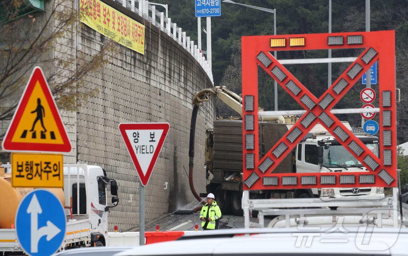 본문 이미지 - 대전 천변도시고속화도로 원촌육교의 보강토 옹벽 긴급 보수·보강 공사로 차량 통행이 전면 통제된 가운데 31일 원촌육교 보수공사를 진행하고 있다.  2026.3.31 ⓒ 뉴스1 김기태 기자