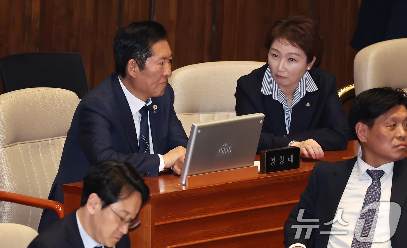 본문 이미지 - 정청래 더불어민주당 대표가 지난 3월 31일 서울 여의도 국회에서 열린 제433회국회(임시회) 제3차 본회의에 참석해 이언주 의원과 대화를 나누고 있다. 2026.3.31 ⓒ 뉴스1 김도우 기자