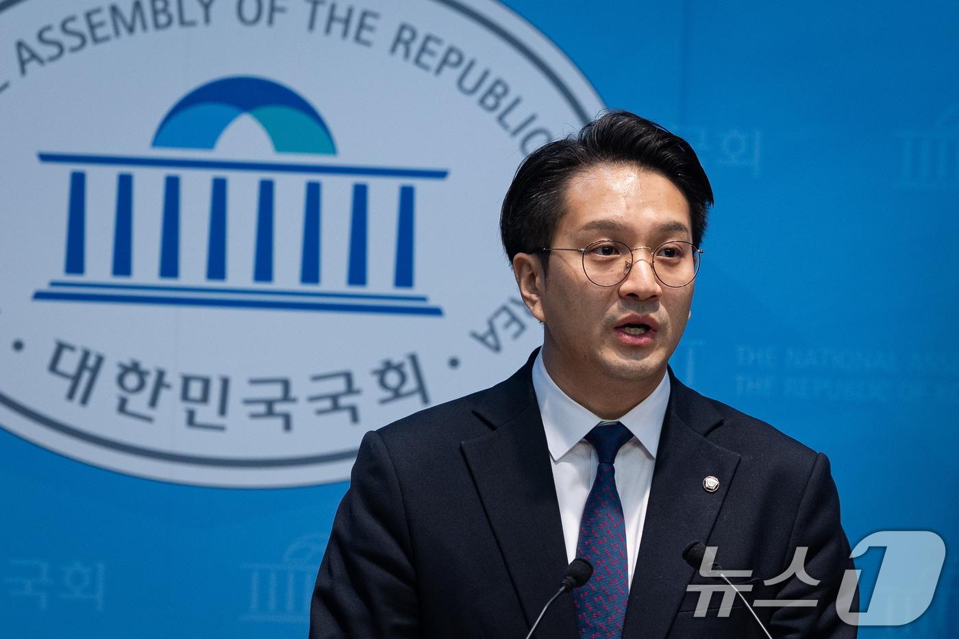 본문 이미지 - 전용기 더불어민주당 의원이 31일 서울 여의도 국회 소통관에서 쌍방울 대북송금 사건 박상용 검사와 서민석 전 이화영 경기도 평화부지사 변호인과의 추가 녹취록 관련 기자회견을 하고 있다. 2026.3.31 ⓒ 뉴스1 유승관 기자