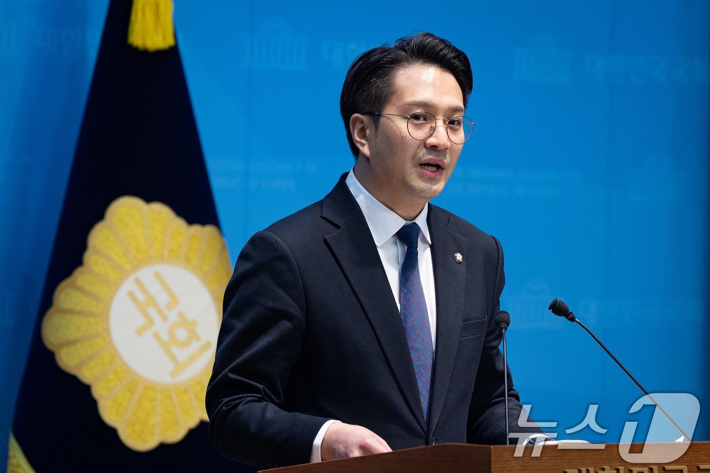 본문 이미지 - 전용기 더불어민주당 의원이 31일 서울 여의도 국회 소통관에서 쌍방울 대북송금 사건 박상용 검사와 서민석 전 이화영 경기도 평화부지사 변호인과의 추가 녹취록 관련 기자회견을 하고 있다. 2026.3.31 ⓒ 뉴스1 유승관 기자