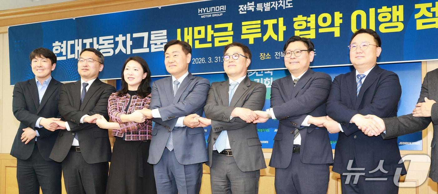 본문 이미지 - 31일 전북도청에서 '새만금 9조 투자협약 이행 점검회의'가 열린 가운데 김관영 도지사와 신승규 현대차그룹 부사장 등 참석자들이 기념 촬영을 하고 있다.(전북도 제공. 재판매 및 DB금지)/뉴스1  