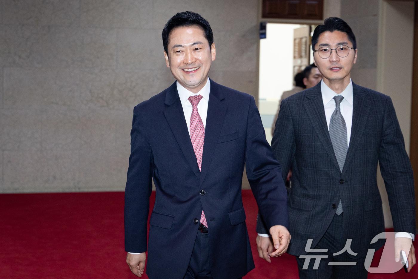 본문 이미지 - 장동혁 국민의힘 대표가 31일 서울 여의도 국회에서 대구시장 경선에서 컷오프(공천배제)된 주호영 국회부의장과 면담을 위해 부의장실로 향하고 있다. 2026.3.31 ⓒ 뉴스1 유승관 기자