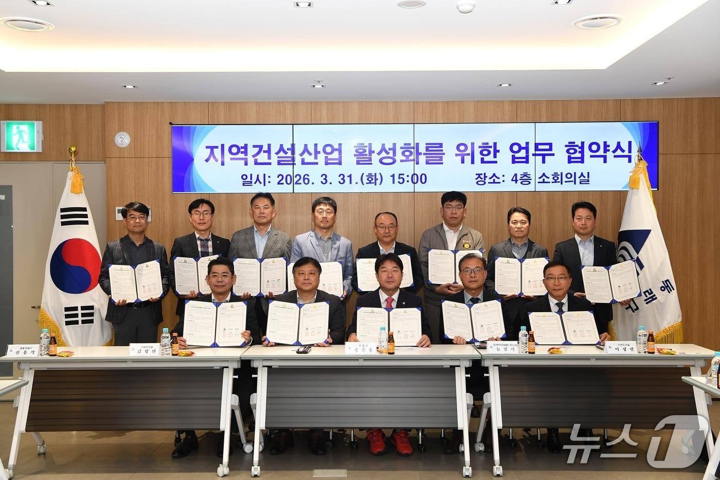 본문 이미지 - 31일 동래구청에서 진행된 '지역 건설산업 활성화를 위한 양해각서' 체결식 이후 참석자들이 기념촬영을 하고 있다.(동래구 제공. 재판매 및 DB금지)