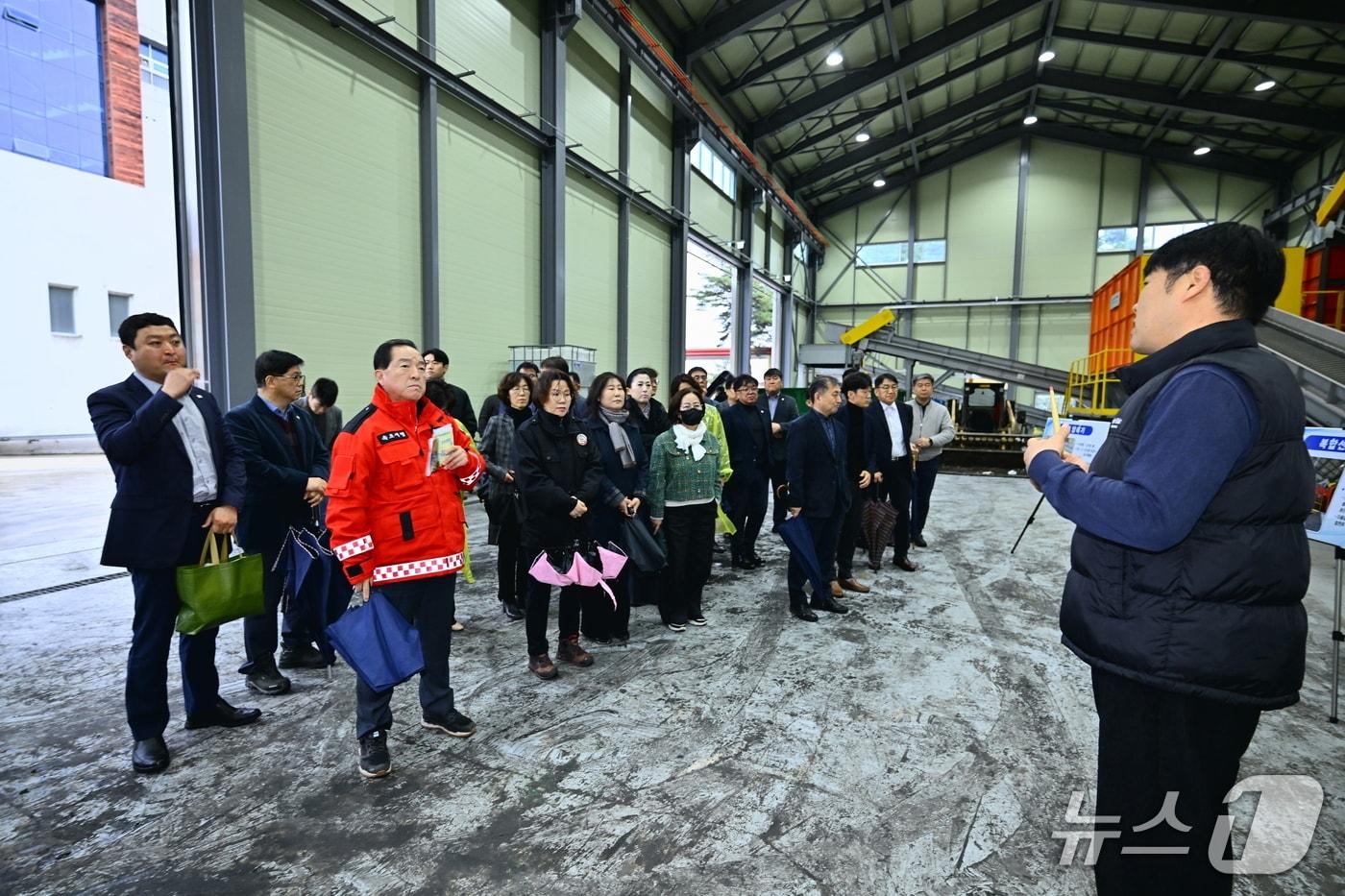 본문 이미지 - 강원 속초시 폐비닐 전문 선별시설을 방문한 이병선 속초시장(사진 가운데)과 간부공무원.(속초시 제공, 재판매 및 DB 금지) 2026.3.31/뉴스1