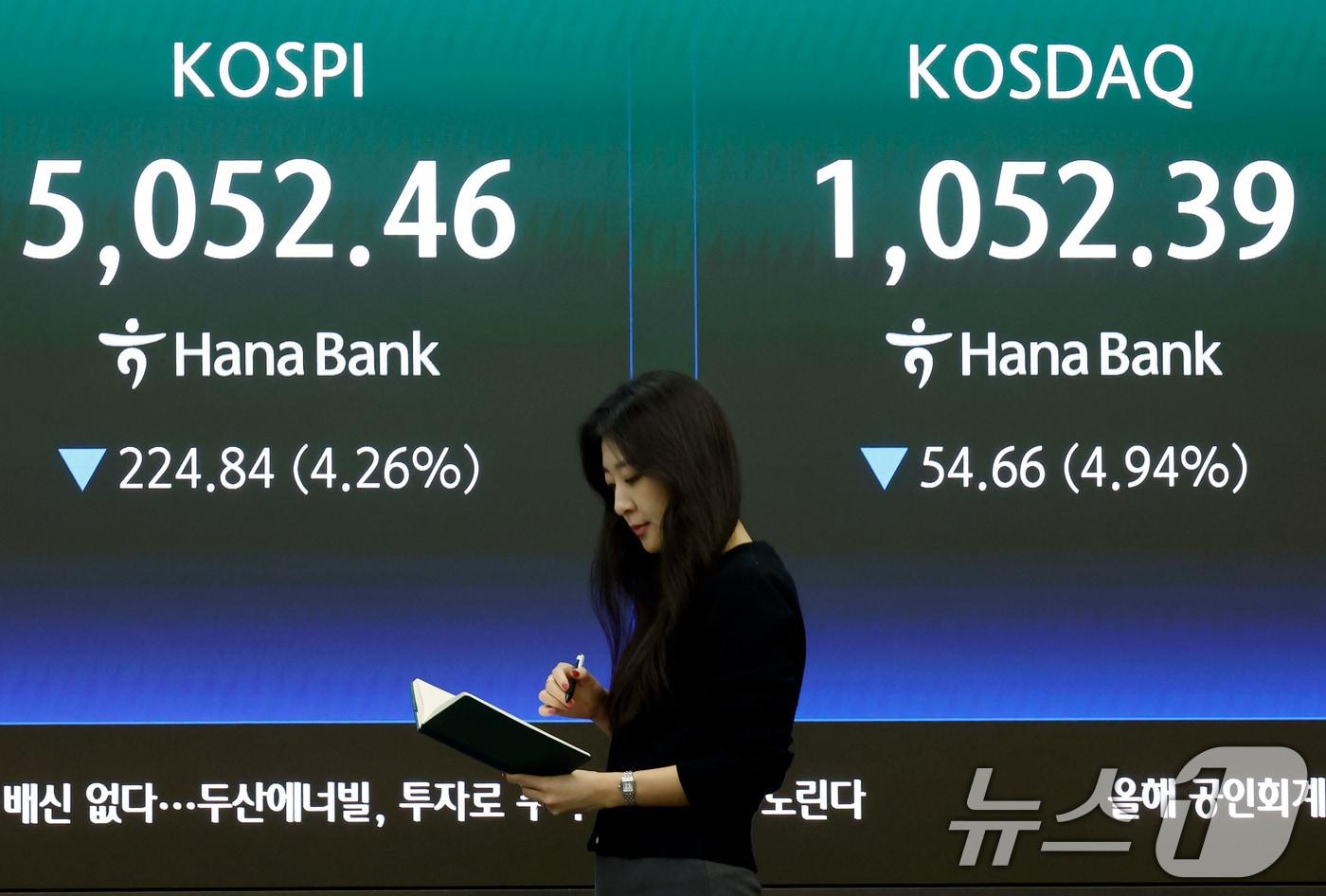본문 이미지 - 31일 오후 서울 중구 하나은행 딜링룸 전광판에 코스피 등 종가가 표시되고 있다.  2026.3.31 ⓒ 뉴스1 박정호 기자