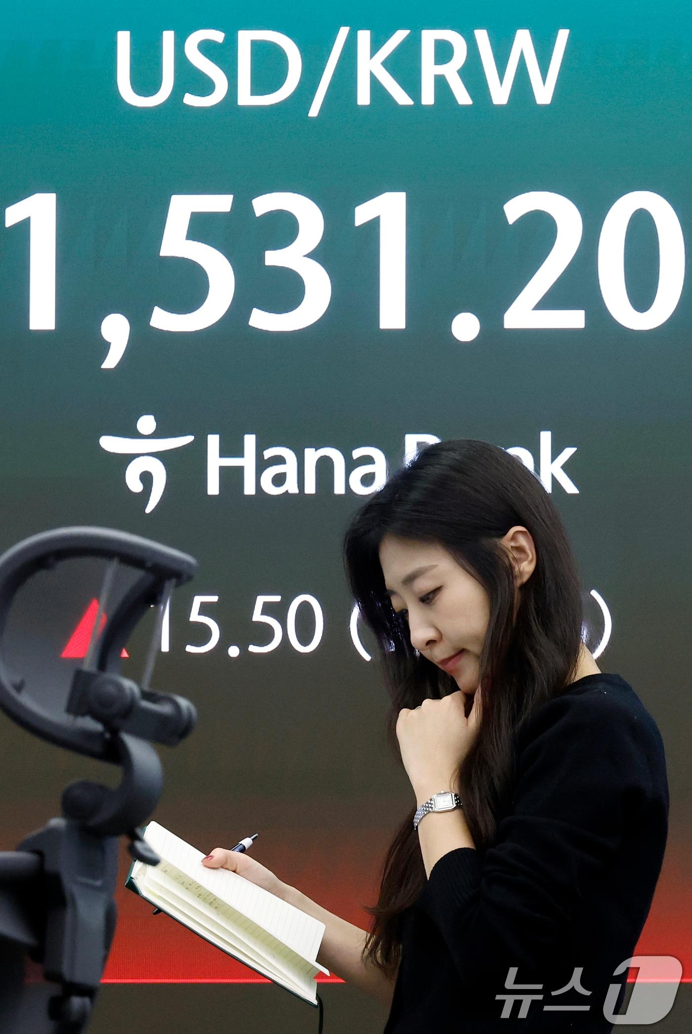 본문 이미지 - 외국인 투자자들의 국내 주식 순매도가 이어지고, 달러·원 환율이 2009년 금융위기 이후 처음으로 1530원을 돌파한 31일 오후 서울 중구 하나은행 딜링룸 전광판에 코스피 등 종가가 표시되고 있다.ⓒ 뉴스1 박정호 기자