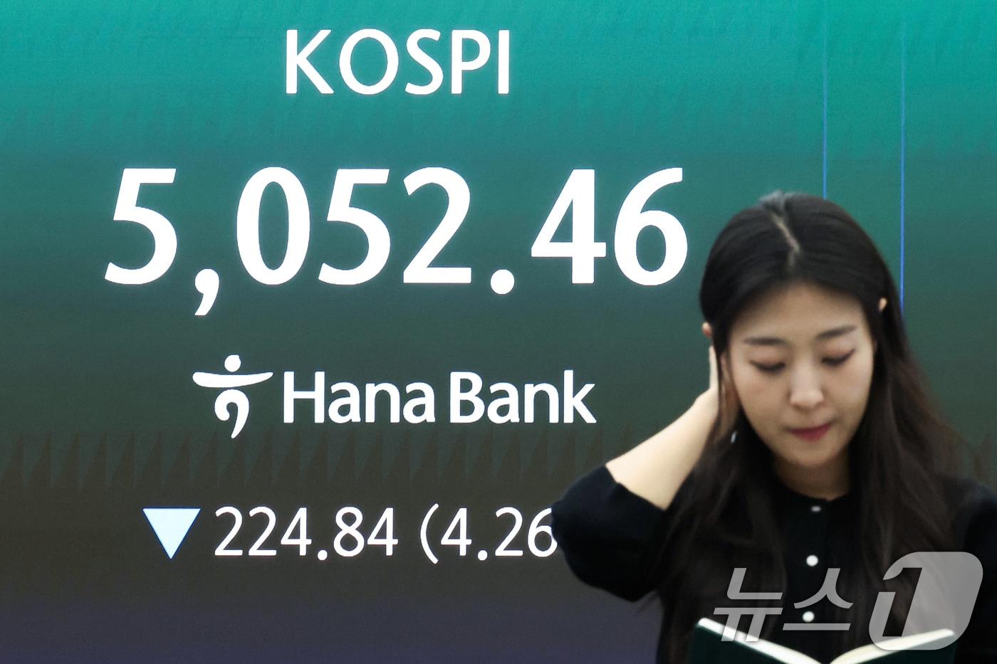 본문 이미지 - 코스피가 장중 5100선 밑으로 떨어지고 원·달러 환율이 1536원까지 도달한 31일 오후 서울 중구 하나은행 본점 딜링룸 전광판에 증시 시황이 표시되고 있다. 이날 코스피는 전 거래일 대비 224.84포인트(4.26%) 내린 5252.46으로, 코스닥 지수는 54.66포인트(4.94%) 하락한 1052.39로 마감했다. 원·달러 환율은 전일 오후 3시30분 주간종가 대비 14.4원 오른 1530.1원을 기록했다. ⓒ 뉴스1 임지훈 인턴기자