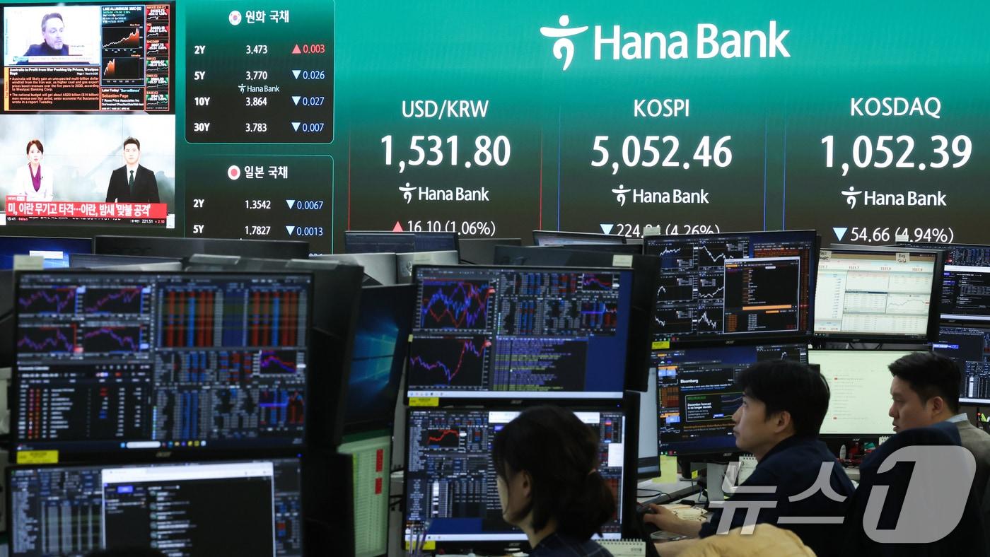 본문 이미지 - 전날 서울 중구 하나은행 본점 딜링룸 전광판에 증시 시황이 표시되고 있다. 2026.3.31 ⓒ 뉴스1 임지훈 인턴기자