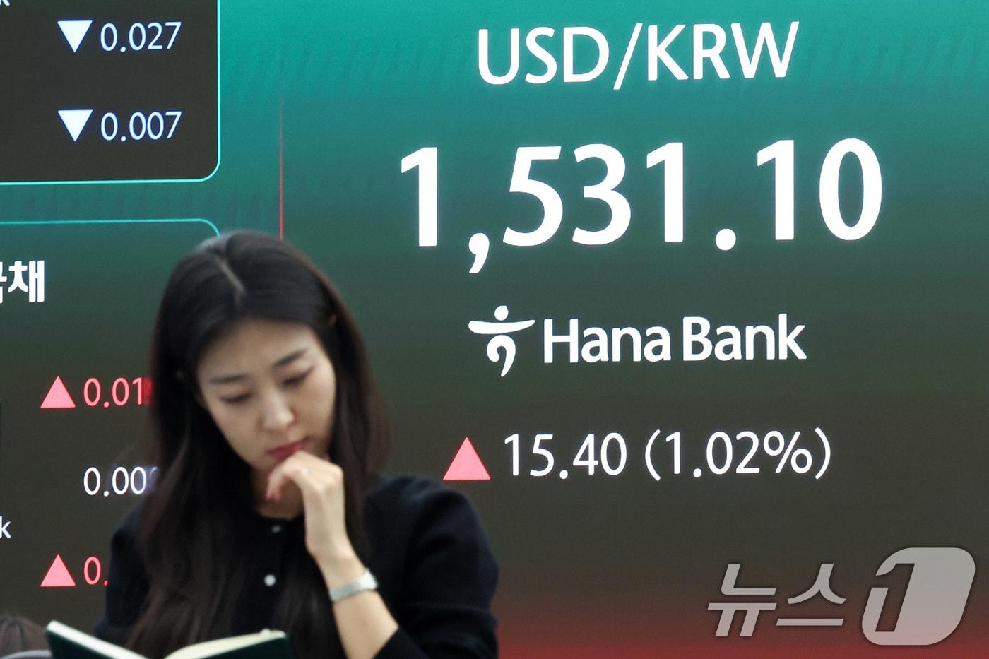 본문 이미지 - 중동 긴장 고조가 이어지는 31일 오후 서울 중구 하나은행 본점 딜링룸 전광판에 증시 시황이 표시되고 있다. 이날 원·달러 환율은 전일 오후 3시30분 주간종가 대비 14.4원 오른 1530.1원을 기록했다. 2026.3.31 ⓒ 뉴스1 임지훈 인턴기자