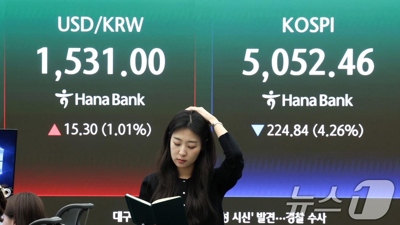 본문 이미지 - 중동 긴장 고조가 이어지는 31일 오후 서울 중구 하나은행 본점 딜링룸 전광판에 증시 시황이 표시되고 있다. 2026.3.31 ⓒ 뉴스1 임지훈 인턴기자