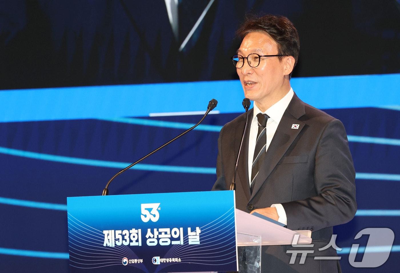 본문 이미지 - 김민석 국무총리가 31일 오후 서울 중구 대한상공회의소에서 열린 제53회 상공의 날 기념식에서 축사하고 있다. 2026.3.31 ⓒ 뉴스1 이광호 기자