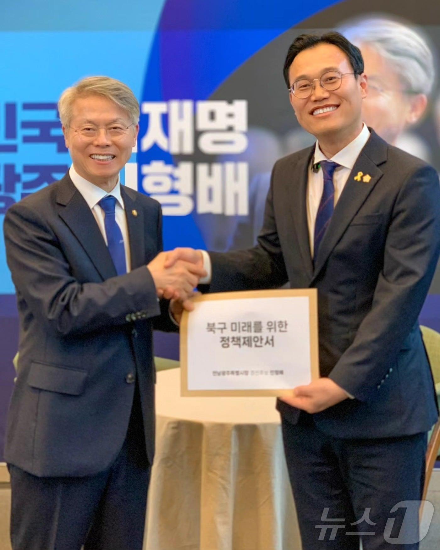 본문 이미지 - 광주 북구청장 예비경선 참가자인 정달성 더불어민주당 당대표 특보가 민형배 전남광주통합특별시장 경선 후보 캠프 대변인을 맡아 손을 맞잡고 ‘북구 미래를 위한 정책제안서’를 전달하고 있다.(정달성 SNS. 재배포 및 DB 금지)