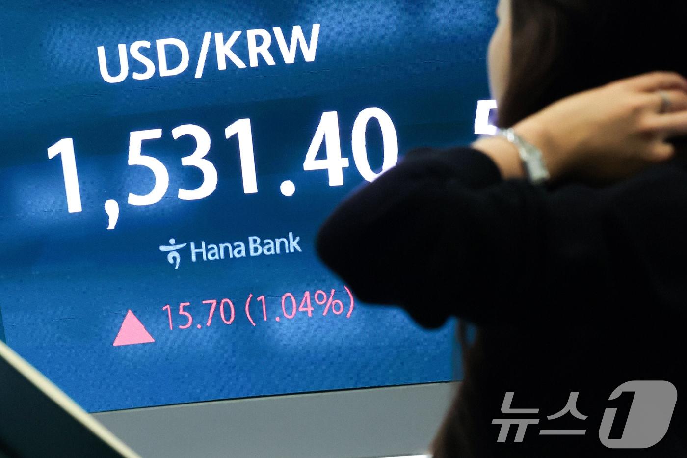 본문 이미지 - 중동 긴장 고조가 이어지는 31일 오후 서울 중구 하나은행 본점 딜링룸 전광판에 증시 시황이 표시되고 있다. 달러·원 환율은 전일 오후 3시30분 주간종가 대비 14.4원 오른 1530.1원을 기록했다. 2026.3.31 ⓒ 뉴스1 임지훈 인턴기자