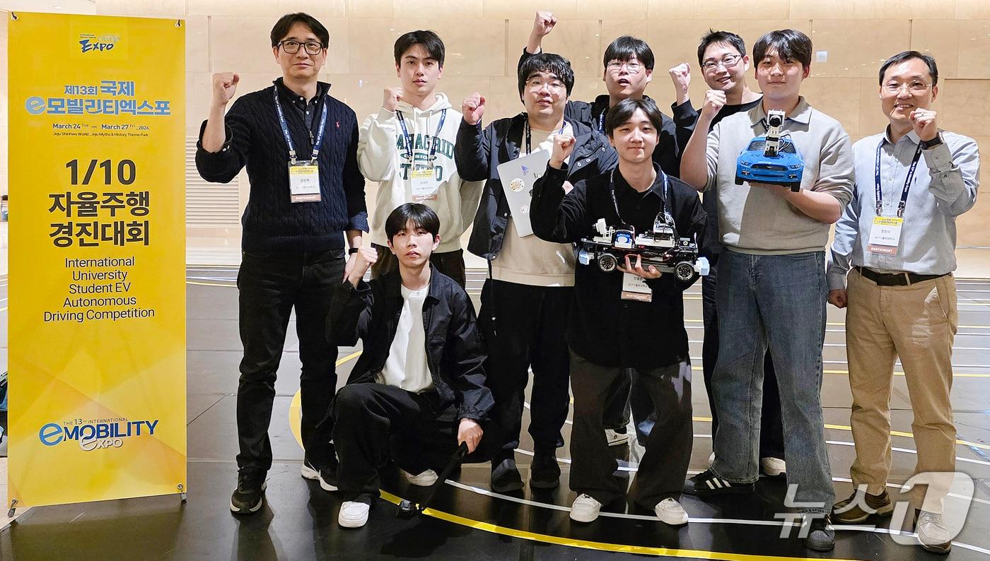 본문 이미지 - '제5회 국제 대학생 E전기자동차(EV )자율주행 경진대회' 1/10 스케일 부문에서 대상과 혁신상을 받은 대구가톨릭대 로봇공학과 학생과 지도교수가 기념 촬영을 하고 있다. (대구가톨릭대 제공. 재판매 및 DB금지)
