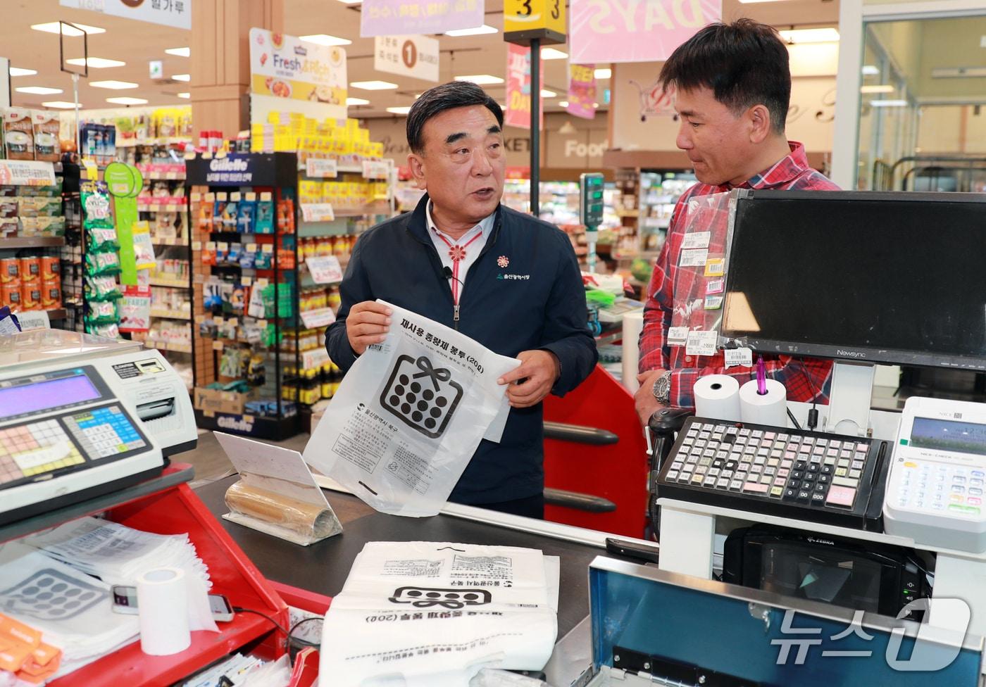 본문 이미지 - 김두겸 울산시장이 31일 북구 신천마트리테일에서 종량제봉투 수급 상황을 점검하고 있다. (울산시 제공. 재판매 및 DB 금지) /뉴스1