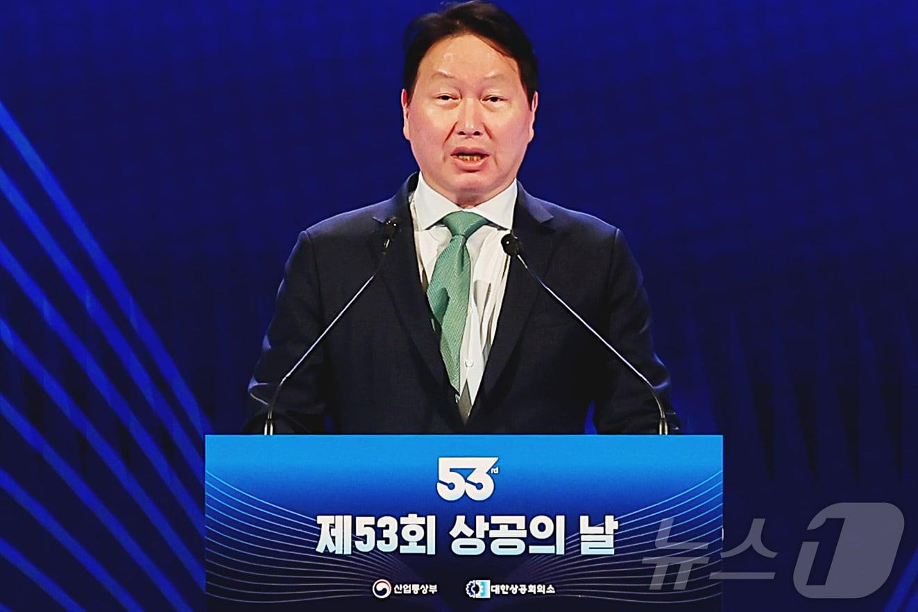 본문 이미지 - 최태원 대한상의 회장이 31일 서울 중구 대한상공회의소에서 열린 '제53회 상공의 날 기념식'에서 축사하고 있다. 2026.3.31 ⓒ 뉴스1 조연우 인턴기자