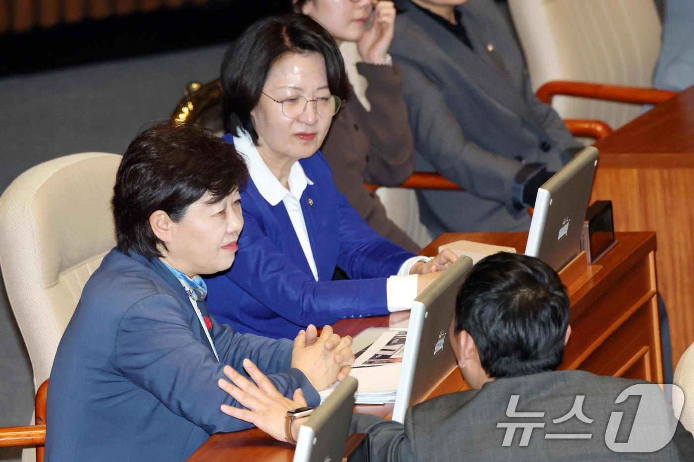 본문 이미지 - 신임 법제사법위원장으로 선출된 서영교 더불어민주당 의원이 31일 서울 여의도 국회에서 열린 제433회국회(임시회) 제3차 본회의에서 김용민, 추미애 의원과 대화하고 있다. 2026.3.31 ⓒ 뉴스1 이승배 기자