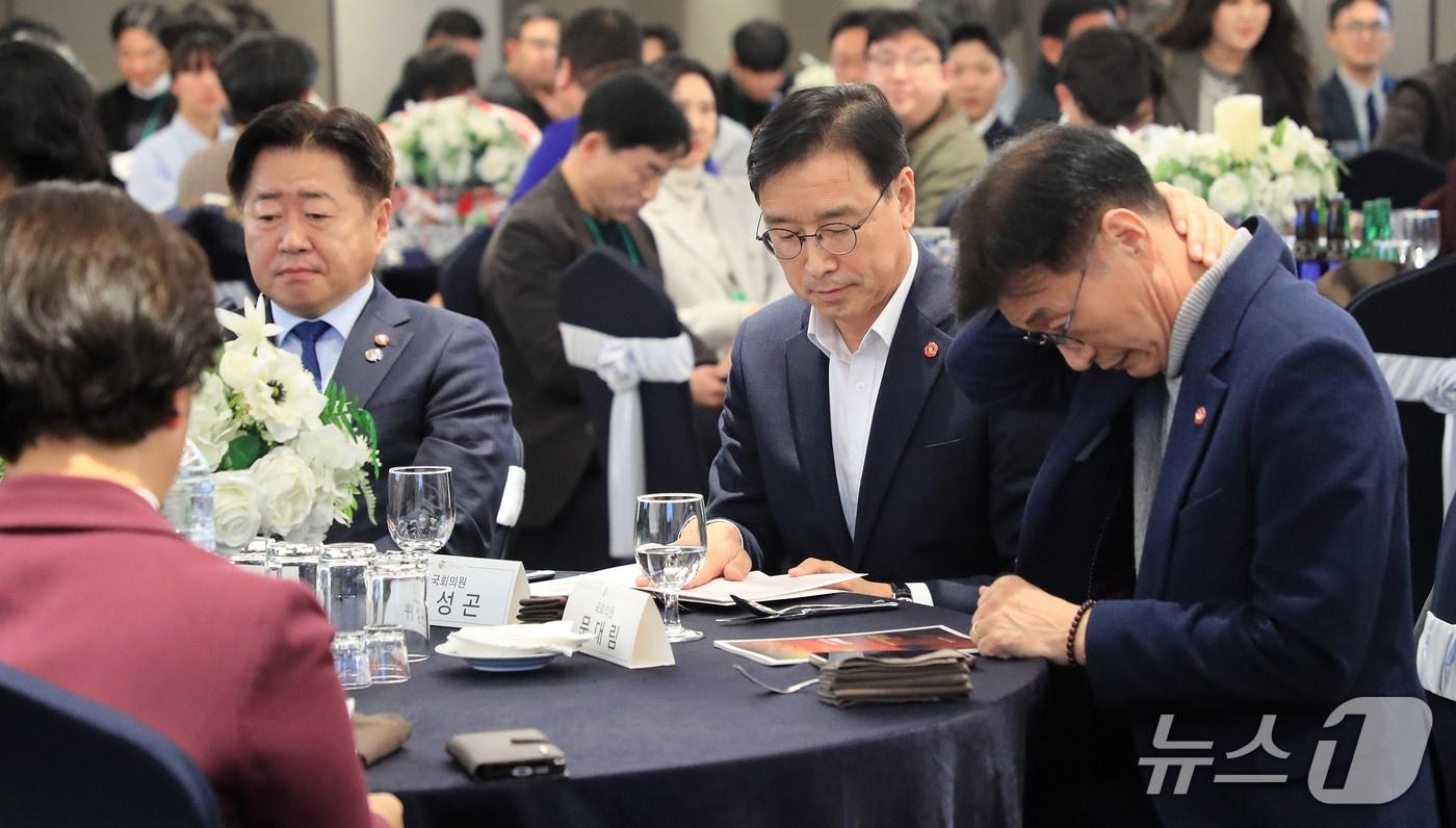 본문 이미지 - 지난 13일 제주썬호텔에서 열린 제주도기자협회 신년하례회에 참석한 (왼쪽부터) 오영훈 제주도지사와 위성곤 국회의원, 문대림 국회의원.(제주도기자협회 제공, 재판매 및 DB 금지)