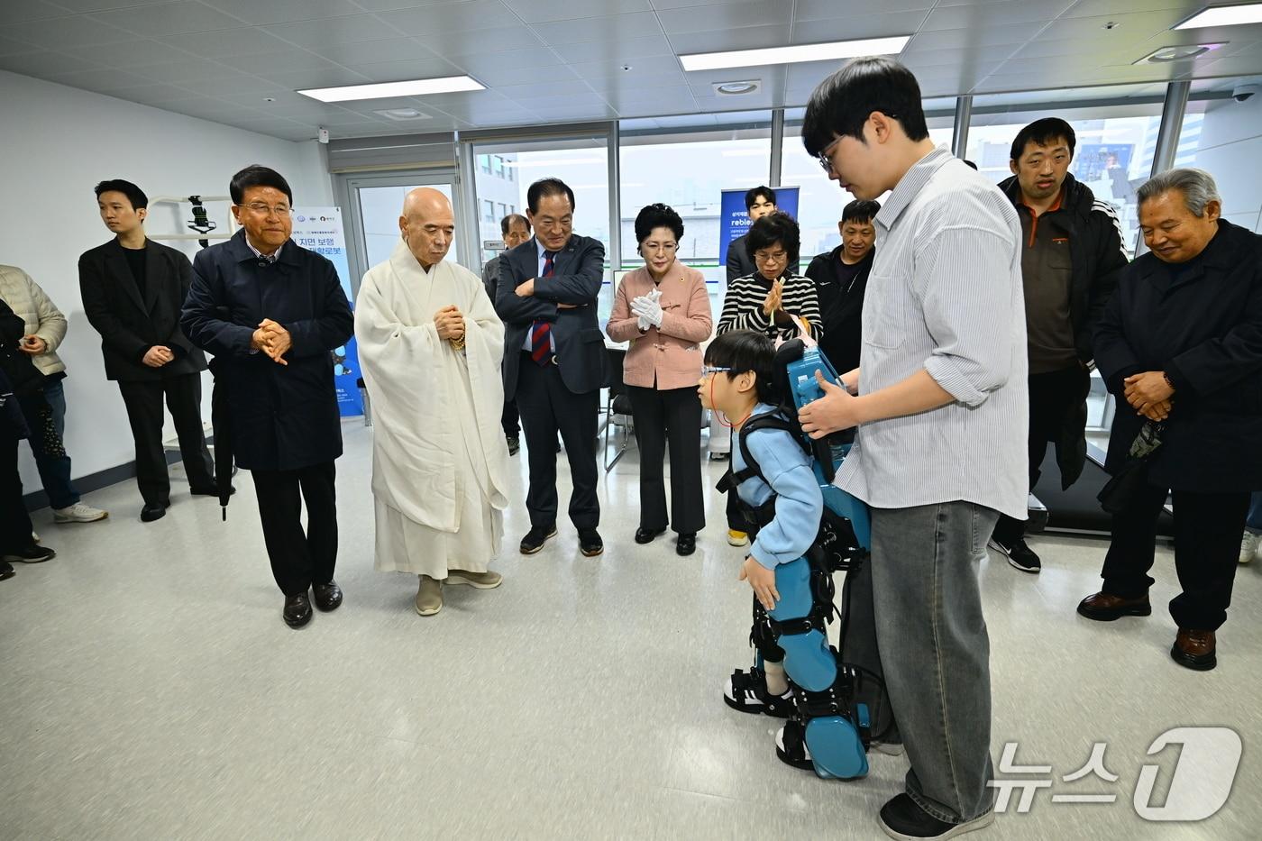 본문 이미지 - 31일 오전 열린 강원 속초시장애인종합복지센터 이음 개관식에서 영랑초 5학년 이하람 군이 웨어러블 재활로봇 시연을 펼치고 있다.(속초시 제공, 재판매 및 DB 금지) 2026.3.31/뉴스1
