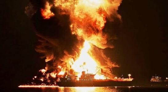 본문 이미지 - 이란 타스님통신이 31일  X계정에 올린 이스라엘 연계 추정 선박 피해 사진