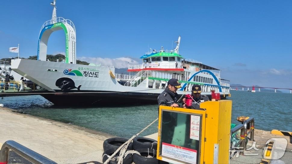 본문 이미지 - 2026년 완도 청산도 슬로걷기 축제를 앞둔 31일 완도해경이 선착장을 점검하고 있다.(완도해경 제공. 재판매 및 DB 금지)