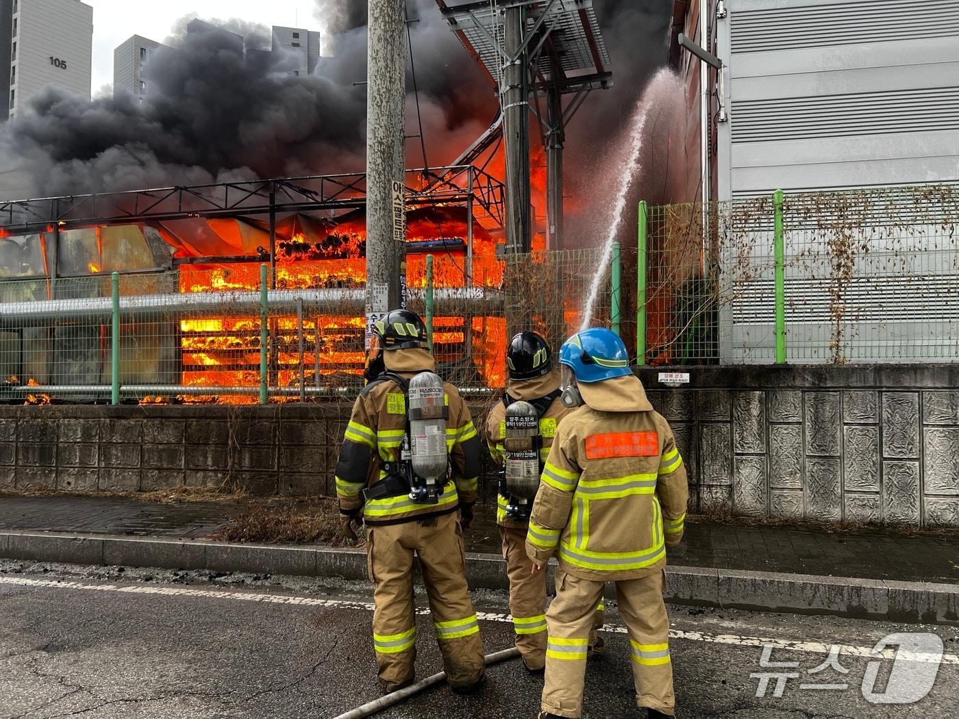 본문 이미지 - 경기 양주시 백석읍 공장 화재.(경기도북부소방재난본부 제공. 재판매 및 DB 금지)/뉴스1