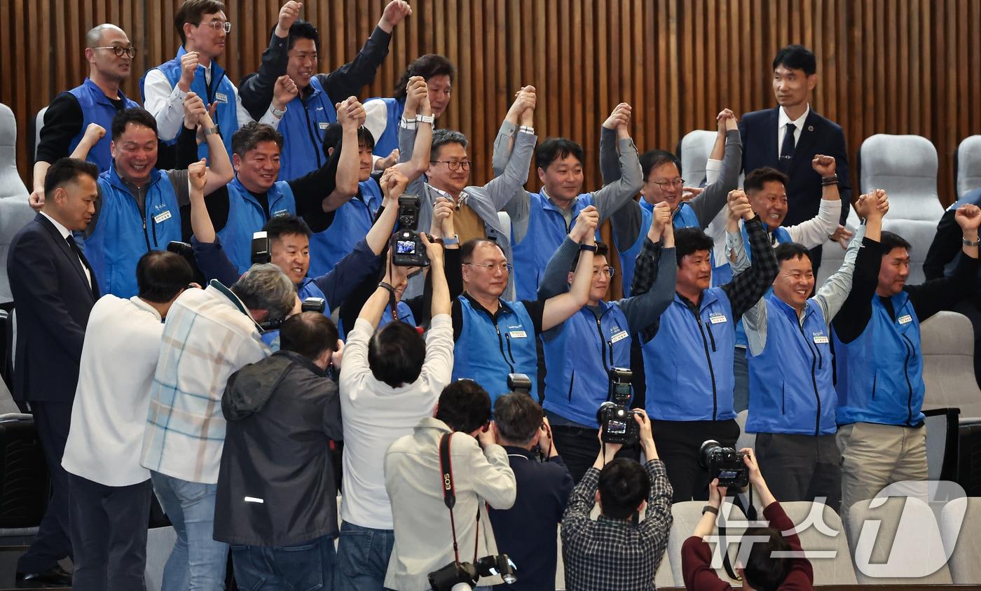 본문 이미지 - 지난달 31일 서울 여의도 국회에서 열린 제433회국회(임시회) 제3차 본회의에서 공휴일에 관한 법률 일부개정법률안(대안)이 통과되자 대한민국공무원노동조합총연맹 조합원들이 기뻐하고 있다. 2026.3.31 ⓒ 뉴스1 김도우 기자