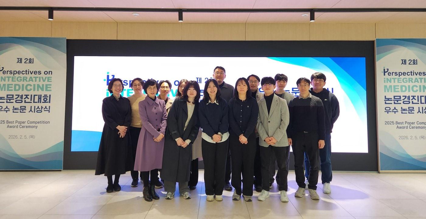 본문 이미지 - 부산자생봉사단 21명과 주요 관계자들이 창립 기념촬영을 하고 있다.(자생한방병원 제공)