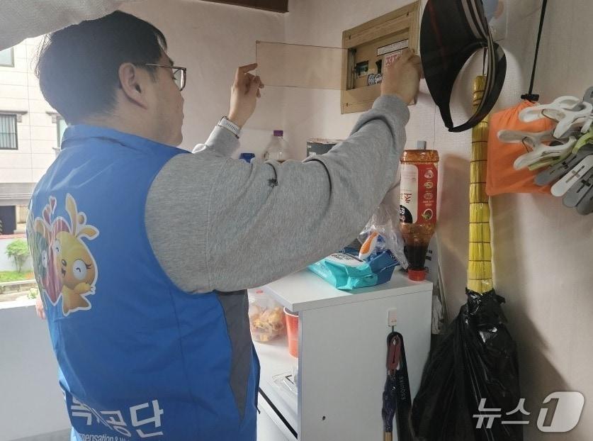 본문 이미지 - 근로복지공단 시설봉사단원이 31일 울산 중구 취약계층 가구에서 전기설비를 점검하고 있다. (근로복지공단 제공. 재판매 및 DB 금지) /뉴스1