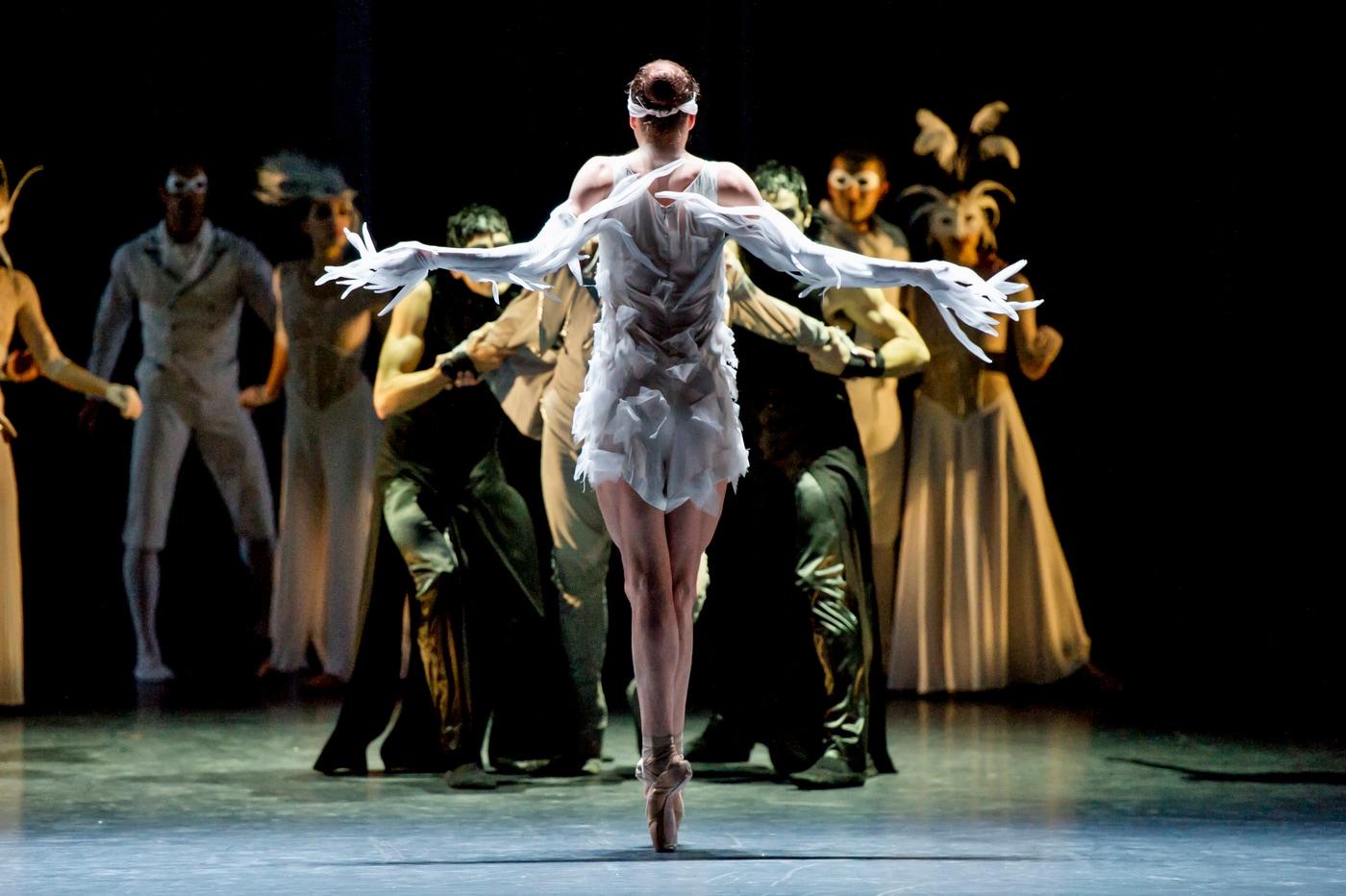 본문 이미지 - 몬테카를로 발레단 '백조의 호수' 공연 장면ⓒAlice Blangero