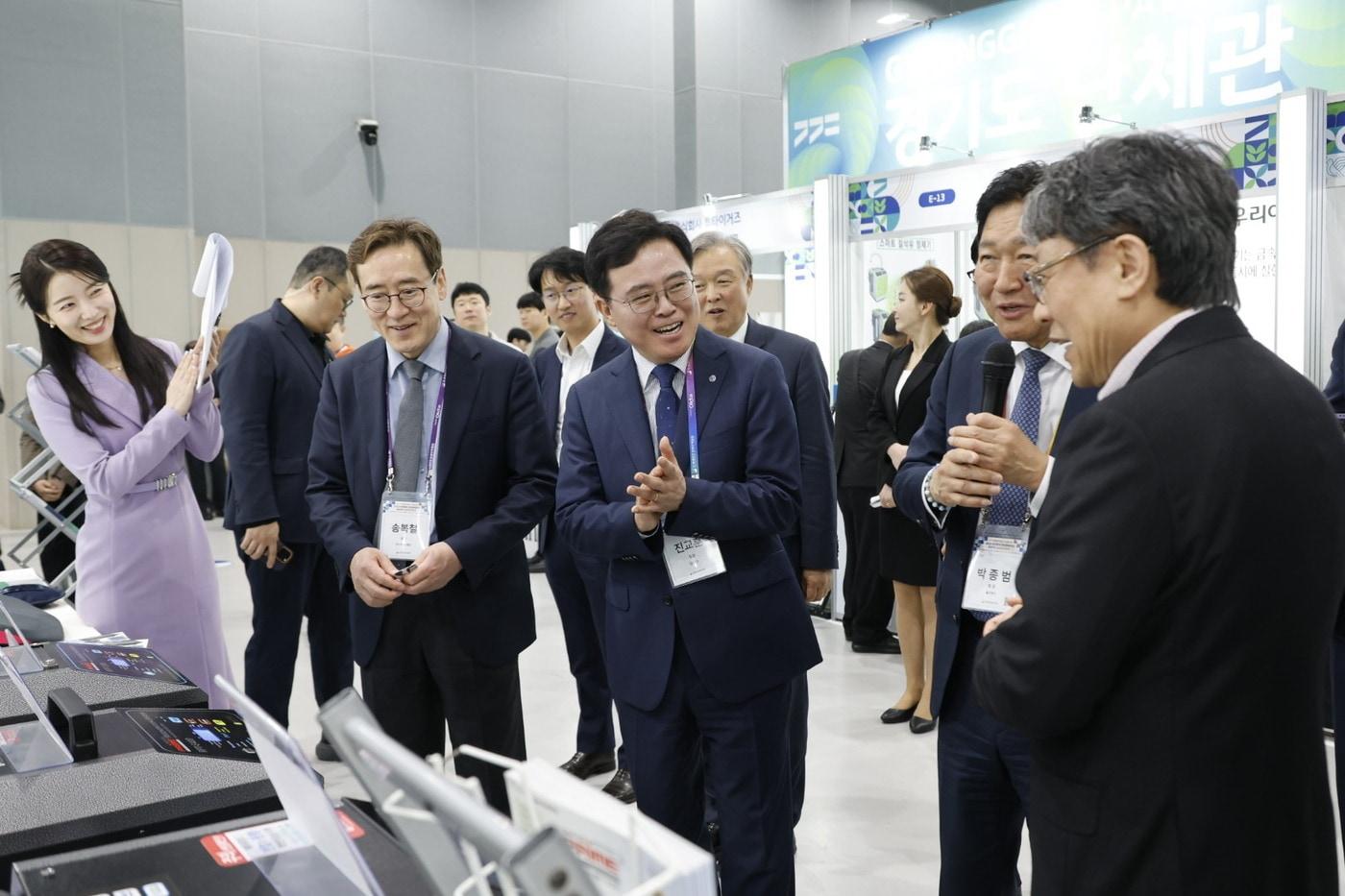 본문 이미지 - 진교훈 서울 강서구청장(오른쪽 세 번째)이 31일 코엑스 마곡에서 '한국 비즈니스 엑스포 강서'와 연계해 열린 '전시·수출 상담회'를 찾아 기업인들과 대화를 하고 있다.
