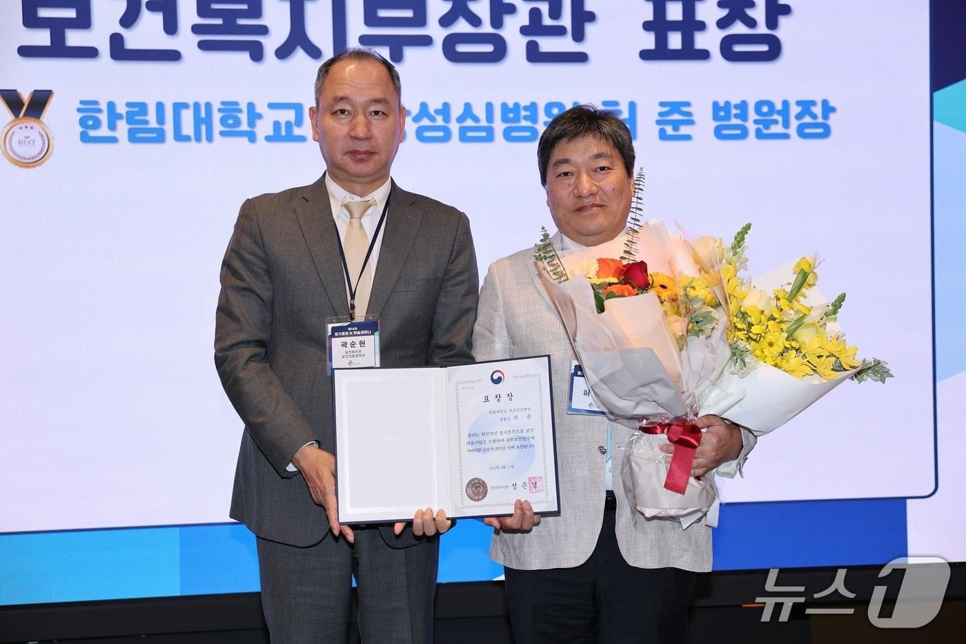 본문 이미지 - 국내 유일의 화상전문 대학병원을 이끌며 최고 수준의 치료 실적을 거둔 허준 한림대한강성심병원장(사진 오른쪽)이 대한전문병원협회 제14차 정기총회에서 보건복지부장관 표창을 받게 됐다.(한림대한강성심병원 제공)