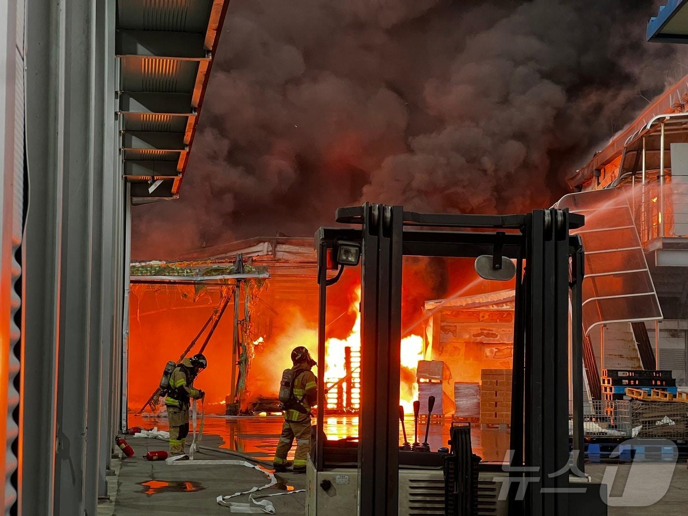 본문 이미지 - 31일 오후 3시 49분께 경기 양주시 백석읍 홍죽리 한 섬유공장에서 불이 나 3명이 부상을 입었다. 소방 당국은 불을 끄는 대로 자세한 화재 원인을 조사할 방침이다.(경기도소방재난본부 제공. 재판매 및 DB 금지) ⓒ 뉴스1 양희문 기자