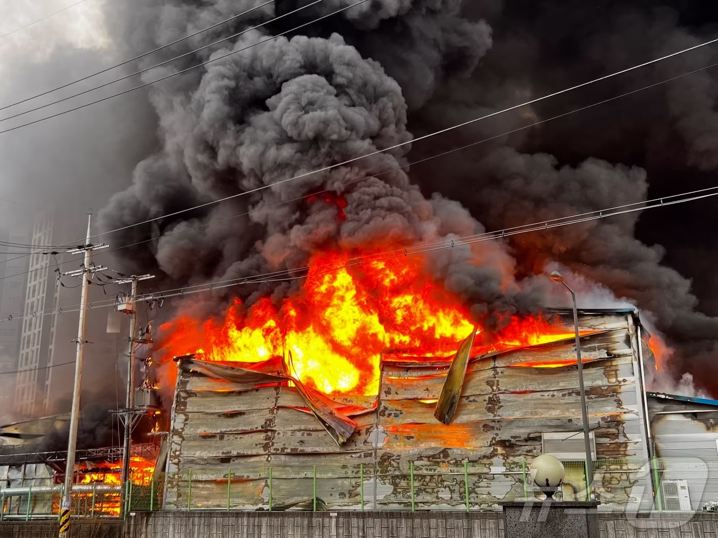 본문 이미지 - 31일 오후 3시 49분께 경기 양주시 백석읍 홍죽리 한 섬유공장에서 불이 나 3명이 부상을 입었다. (경기도소방재난본부 제공. 재판매 및 DB 금지) 2026.3.31