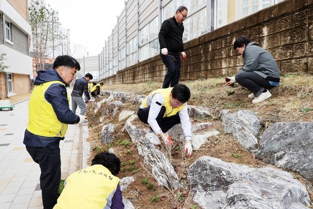 본문 이미지 - 청주 용아중학교에서 진행한 식목 행사.(충북교육청 제공. 재판매 및 DB금지)