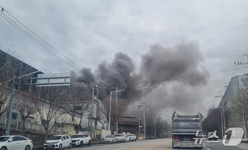 본문 이미지 - 31일 오후 4시 8분쯤 경북 구미시 산동읍 공장에서 불이 났다.(경북소방본부 제공. 재판매 및 DB금지)/뉴스1
