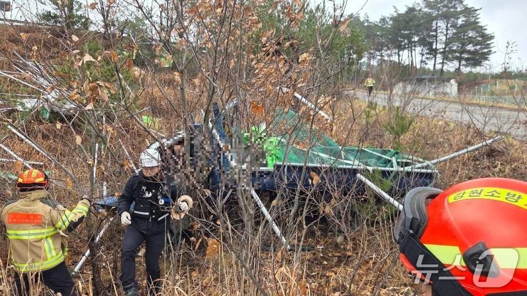 본문 이미지 - 강원 삼척 도계읍 건의령재 교통사고 현장.(강원도소방본부 제공, 재판매 및 DB금지)