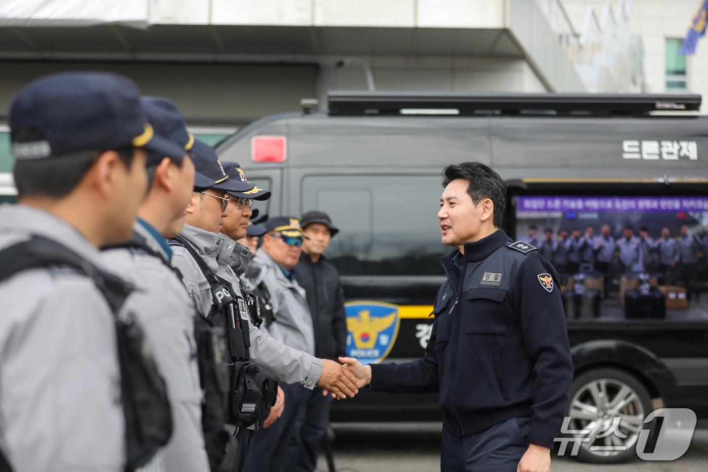 본문 이미지 - 김동권 경기북부경찰청장이 31일 광역예방순찰대 드론팀을 찾아 운영 현황을 점검하고 직원들을 격려하고 있다.(경기북부경찰청 제공. 재판매 및 DB 금지)/뉴스1 